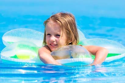 Bambina in piscina