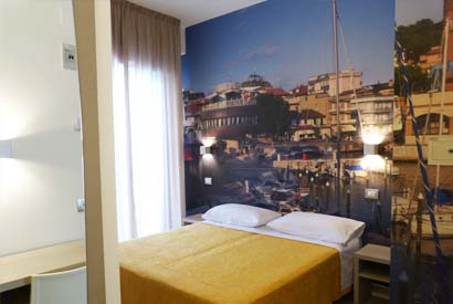 Camera family room con carta raffigurante il porto