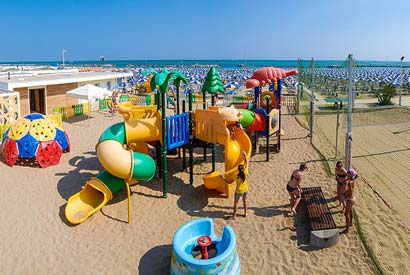 Giochi per i bimbi alla spiaggia Malù