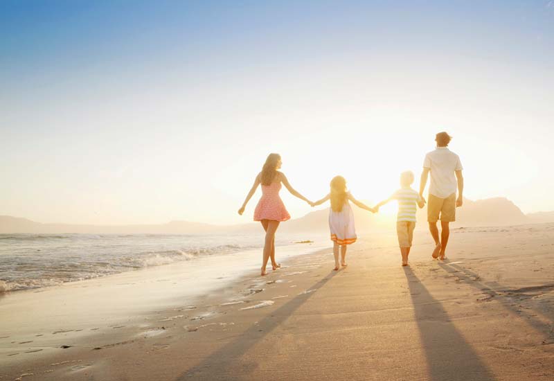 Camminata in spiaggia al tramonto