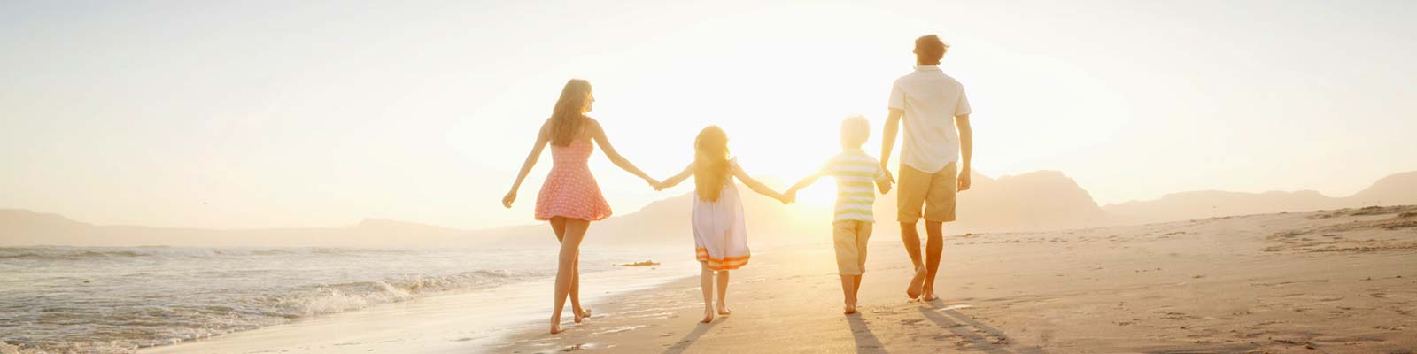 Camminata in spiaggia al tramonto